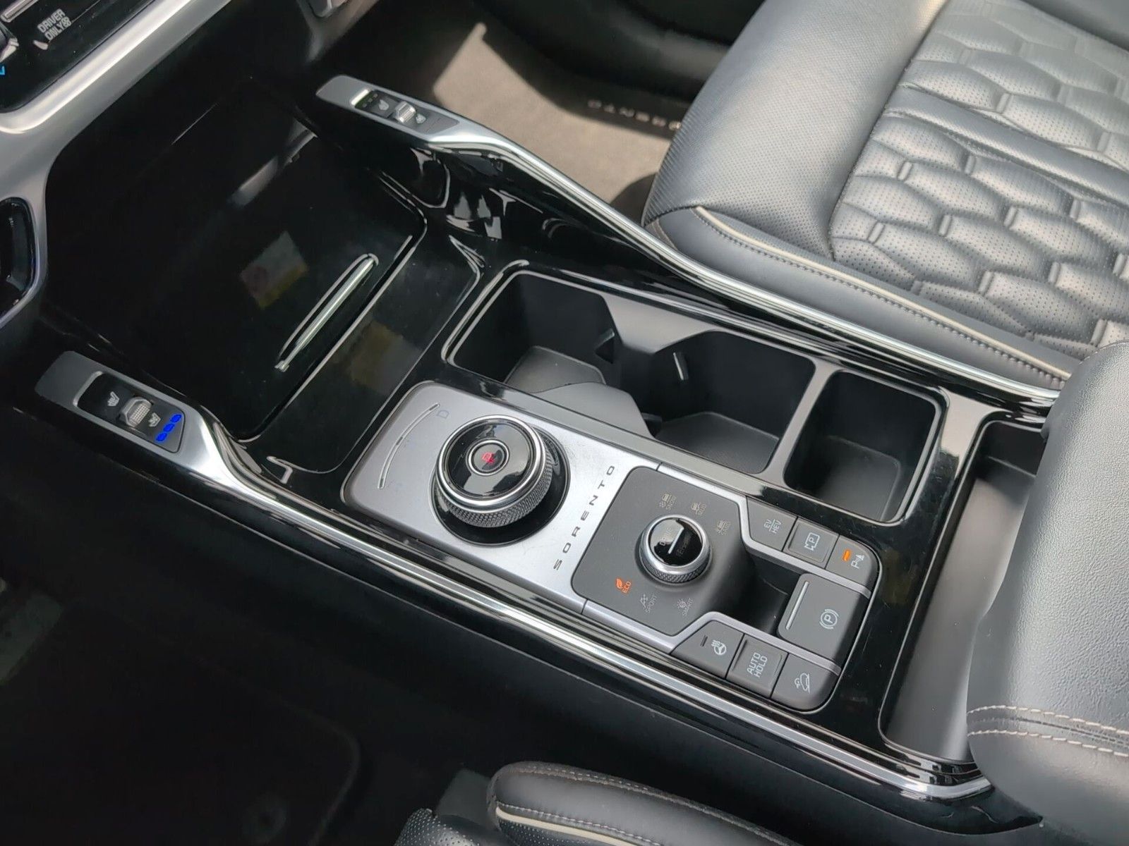 Fahrzeugabbildung Kia SORENTO PHEV 4WD PLATINUM PANO+BOSE+NAV+360+LED+
