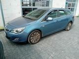 Opel Astra J Sports Tourer Sport - Opel Astra aus 2010: Sports