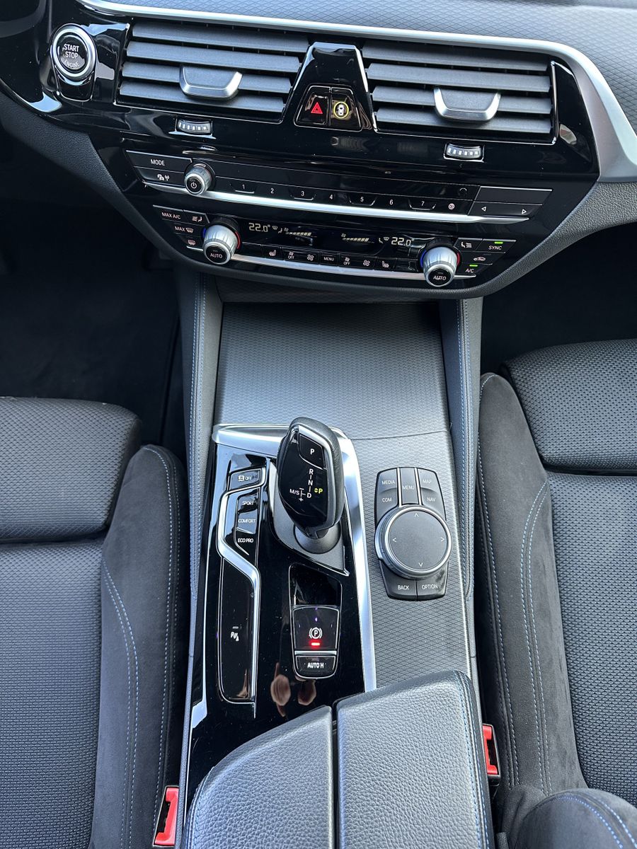 Fahrzeugabbildung BMW 520d Touring M-Sport NAV+LED+KAMERA+HIFI+19ZO+PP