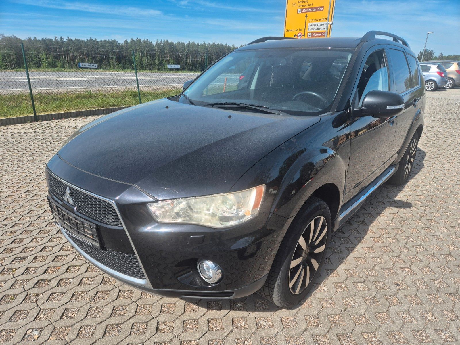 Mitsubishi Outlander - 1