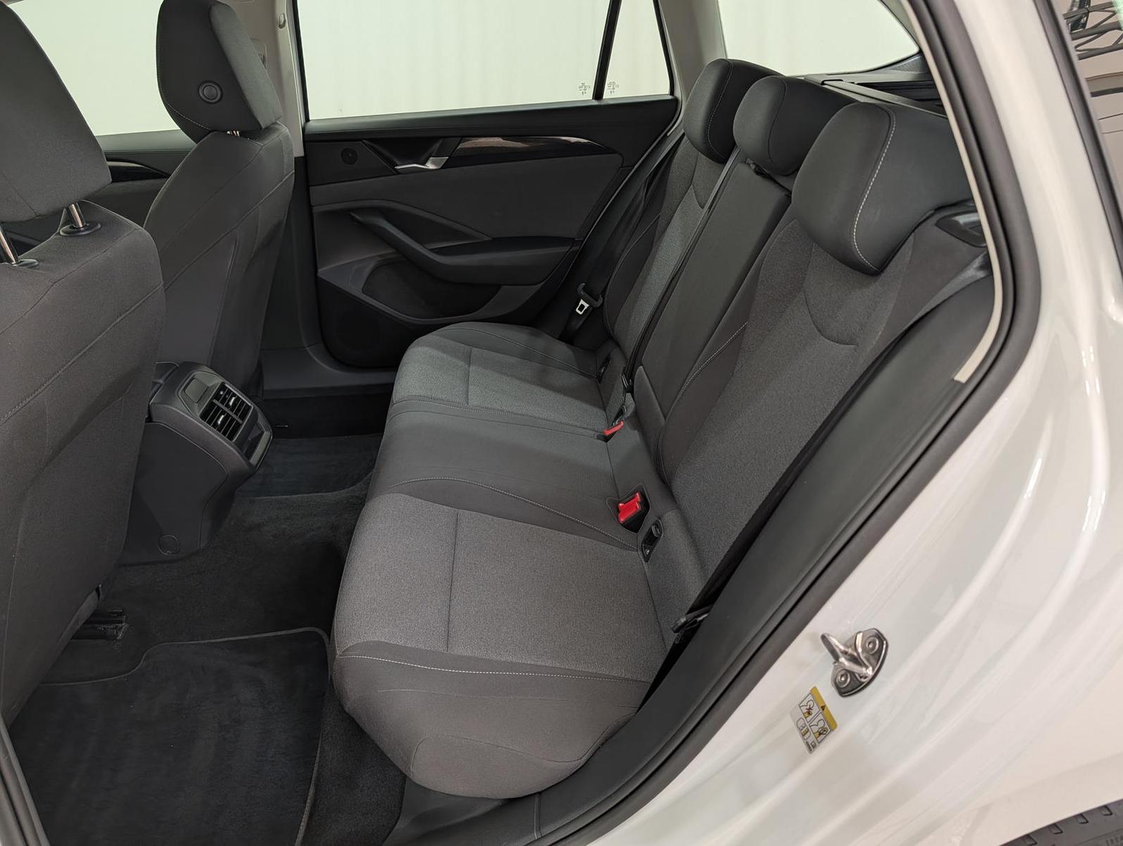 Volkswagen Passat 1.5 eTSI DSG ACC LED Winter App, миниатюра 27
