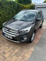 Ford Kuga 1,5 Titanium, Wenig Kilomete