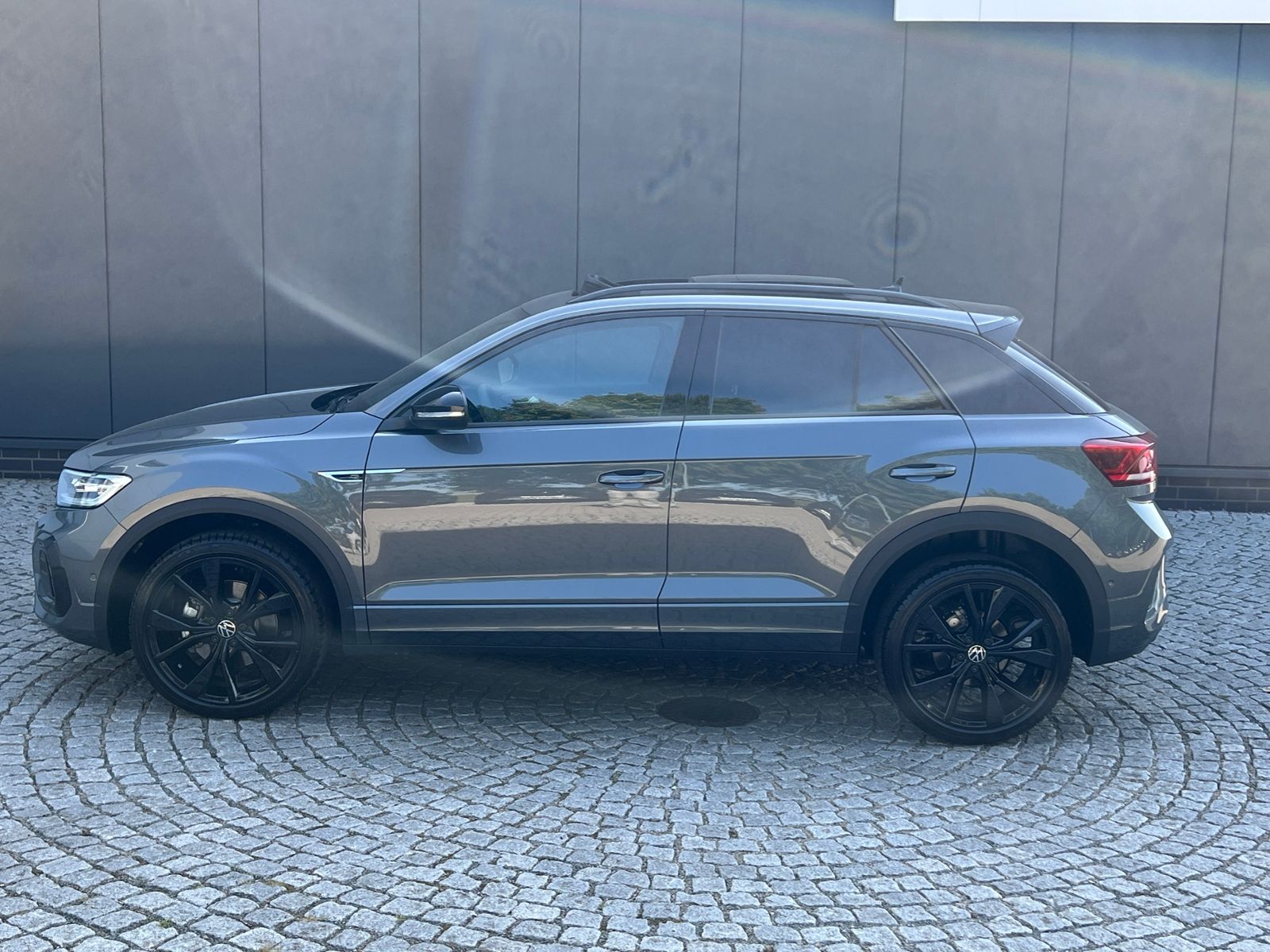 Fahrzeugabbildung Volkswagen T-Roc R-Line 1.5 TSI DSG *AHK, Pano, Black Style