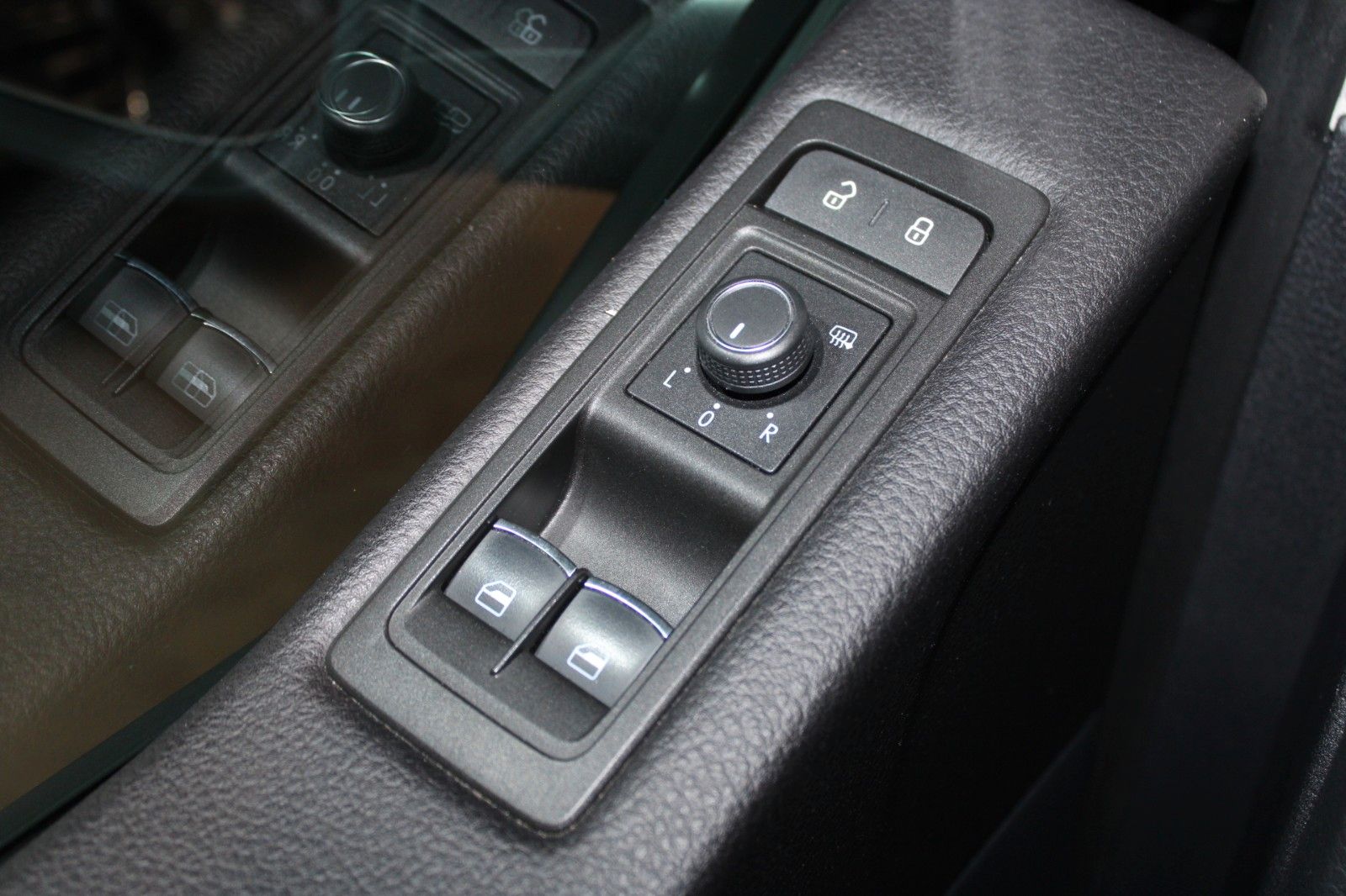 Fahrzeugabbildung Volkswagen T6 Multivan 2.0 TDi DSG Comfortline 7-Sitze AHK