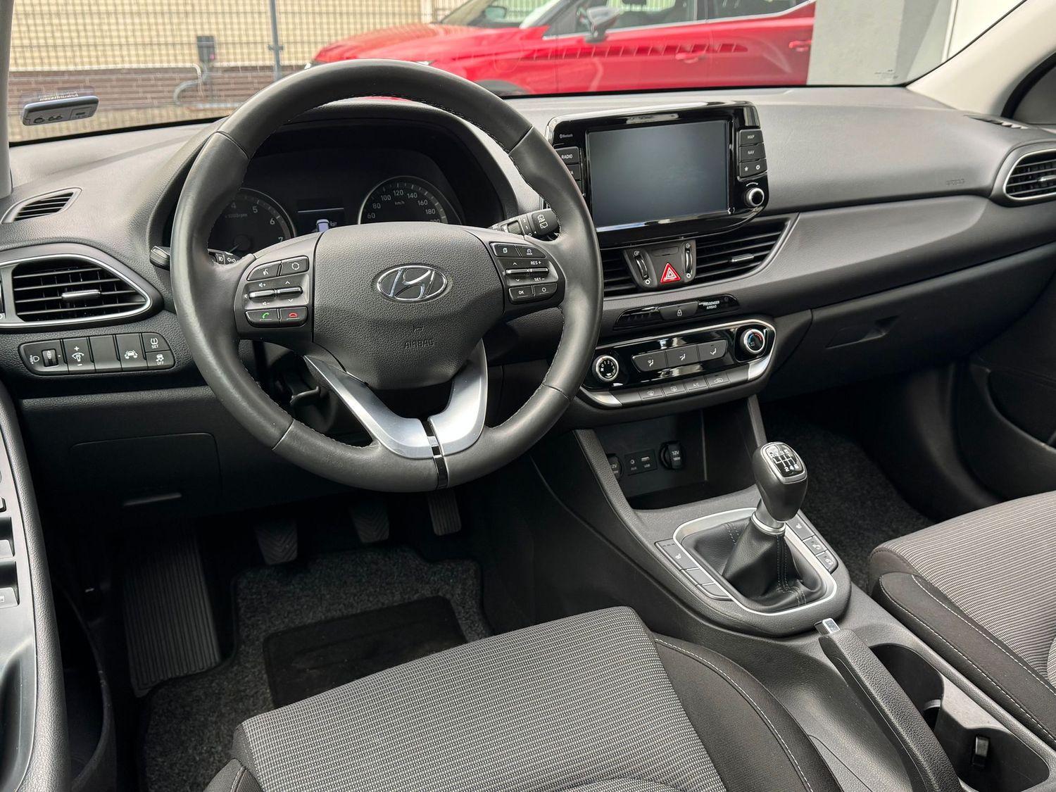 Hyundai i30 Select Kamera CarPlay Navi SHZ Tempom.