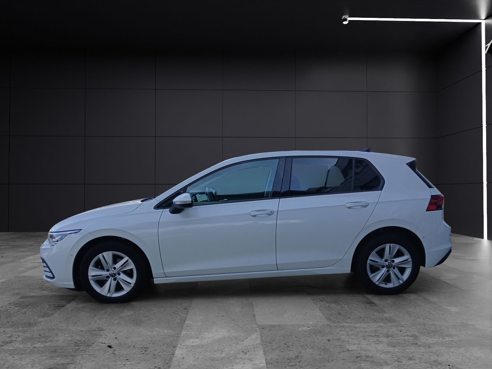 Fahrzeugabbildung Volkswagen Golf VIII eTSI Life DSG LED AHK Navi Pano AID AC