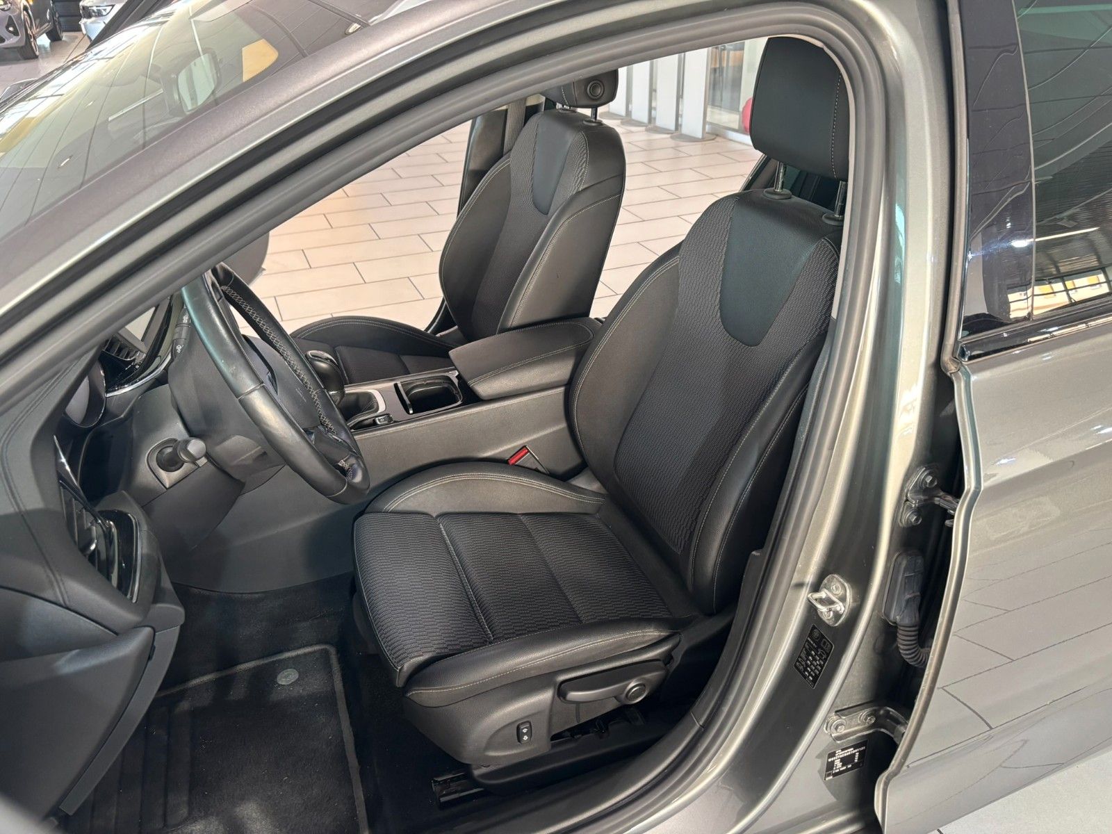 Fahrzeugabbildung Opel Insignia B ST 1.5 INNOVATION NAVI/SHZ/KAMERA/MAT