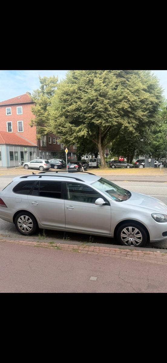 Volkswagen Golf 2011 — rear view