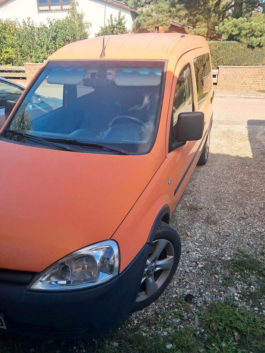 Opel Combo 2005 — rear view
