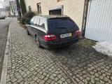 Mercedes-Benz E 320 T avantgarde  - Mercedes-Benz E 320 mit Benzin-Antrieb: Kombi