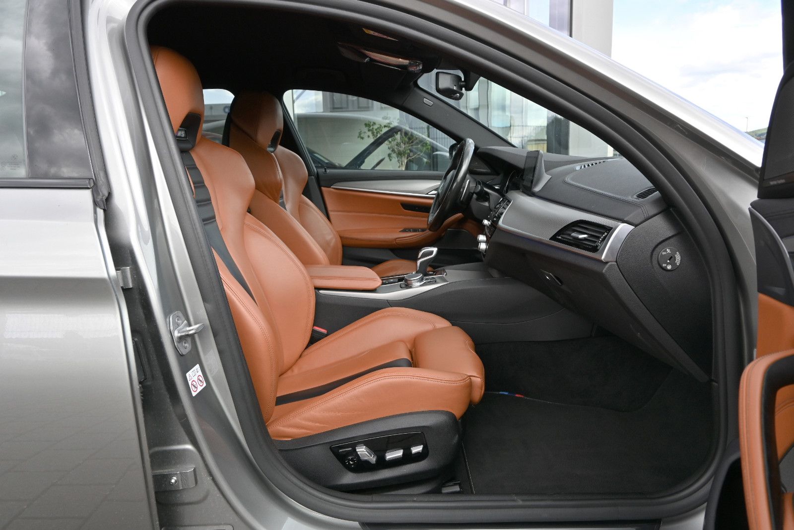 Fahrzeugabbildung BMW M5 xDrive °Driving Assistant Plus°HARMAN°M-SITZ°