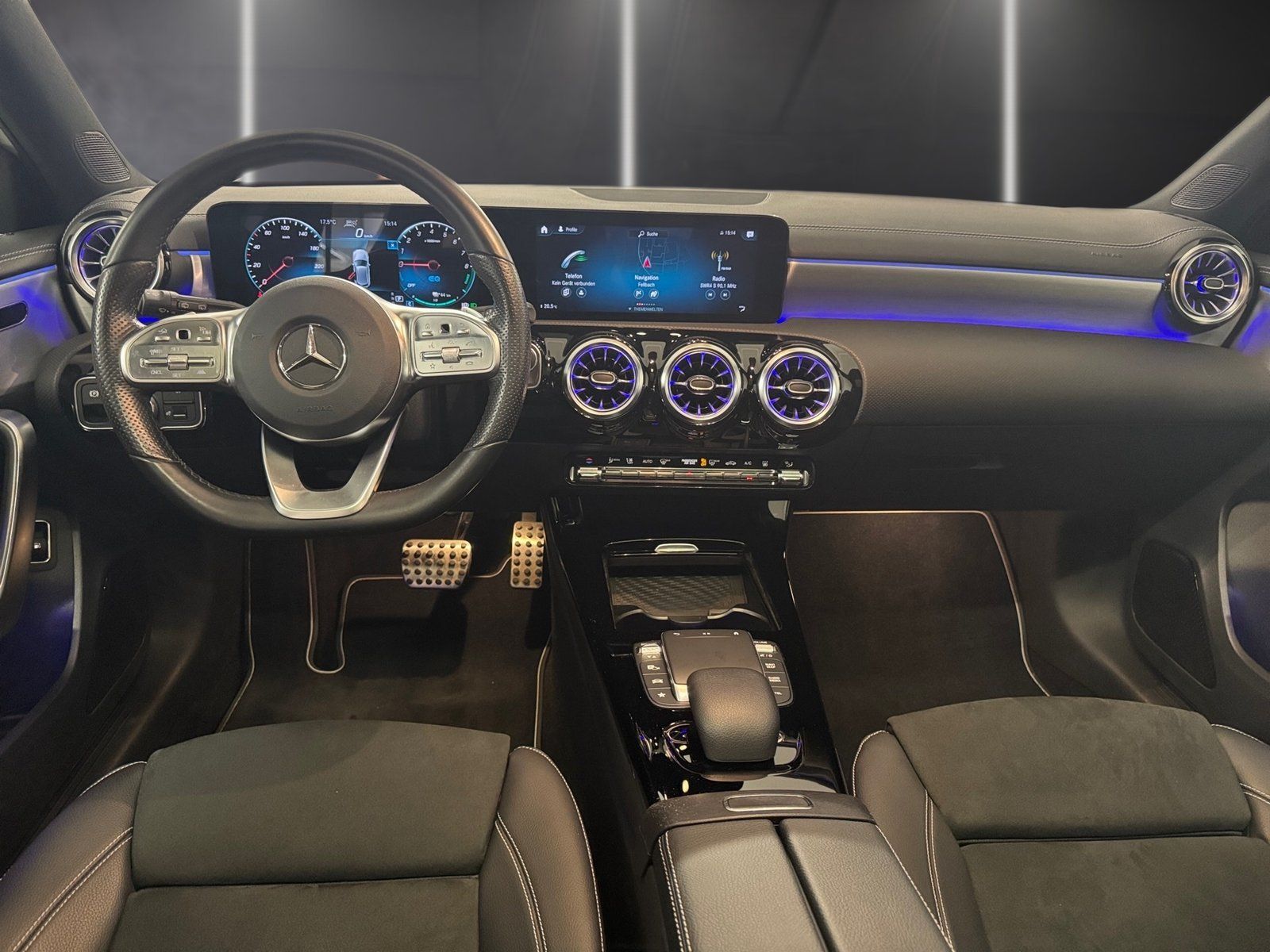 Fahrzeugabbildung Mercedes-Benz A 250 e AMG*DISTRONIC*MULTIBEAM*AHK*Pano-Dach