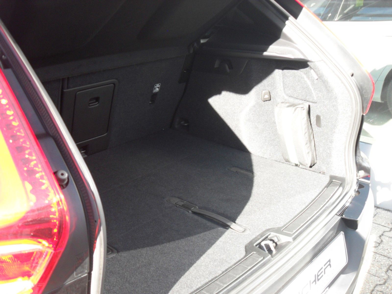 Fahrzeugabbildung Volvo XC 40 B3 Plus Black Edition | 360° | Panor.