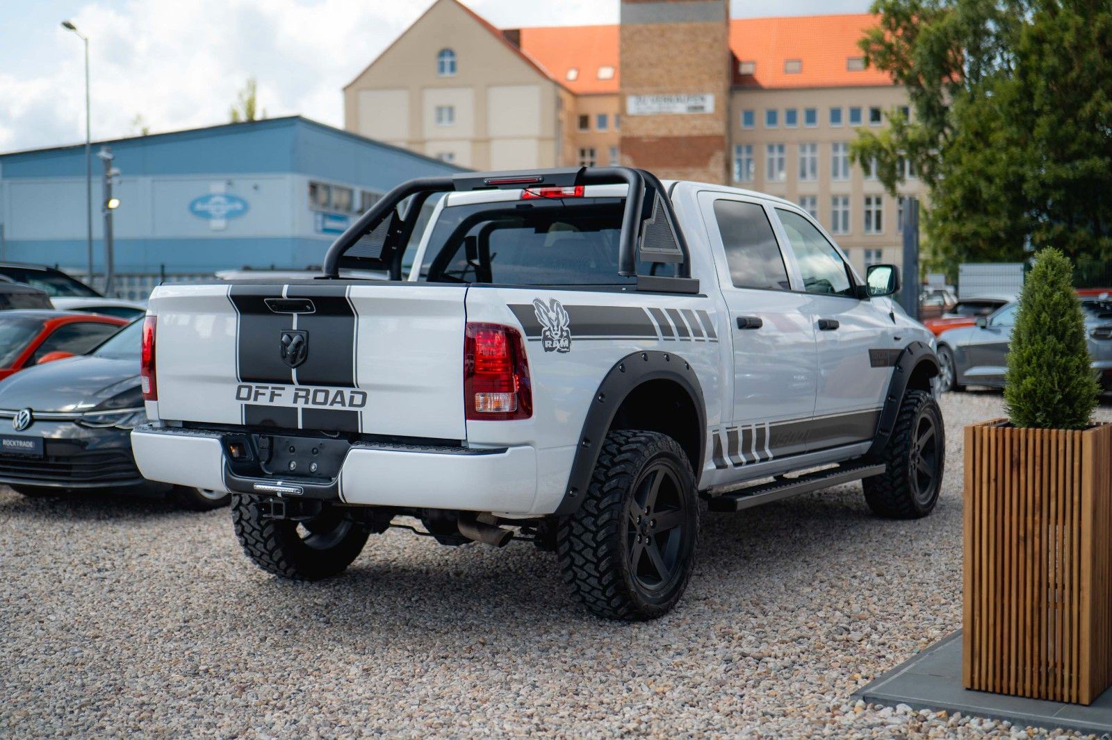 Fahrzeugabbildung Dodge RAM 5.7 V8 HEMI 4x4 OFFROAD Night-Paket *LED*19%