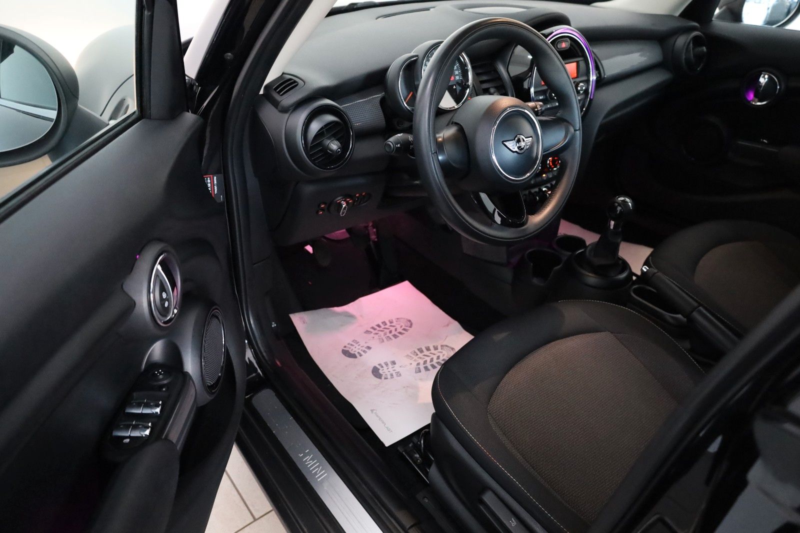 Fahrzeugabbildung MINI ONE FIRST Mini 5-trg. SH,PDC,8-fach bereift