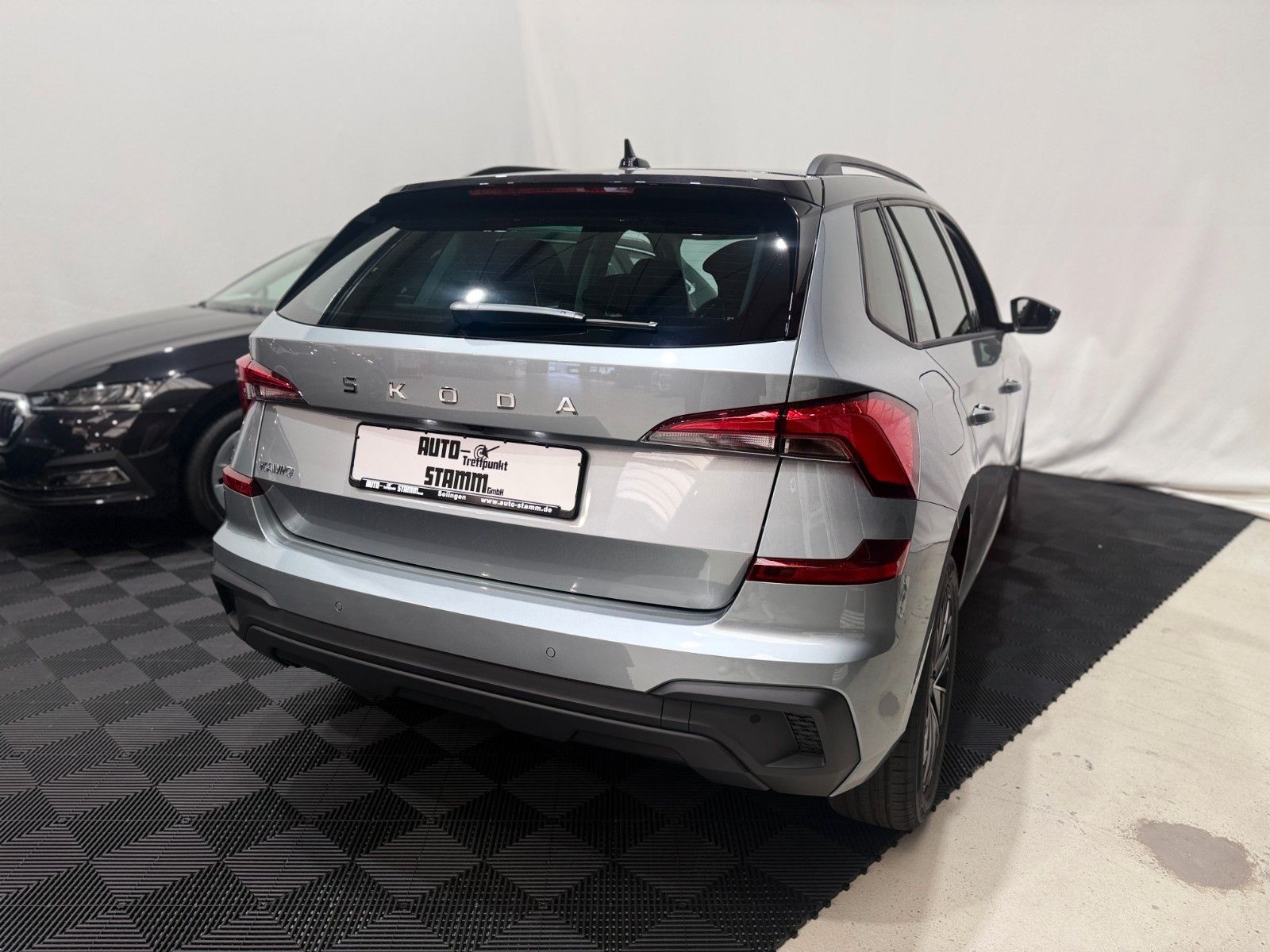 Fahrzeugabbildung SKODA Kamiq 1.0 TSI DSG Selection Black 17Z Kamera SHZ