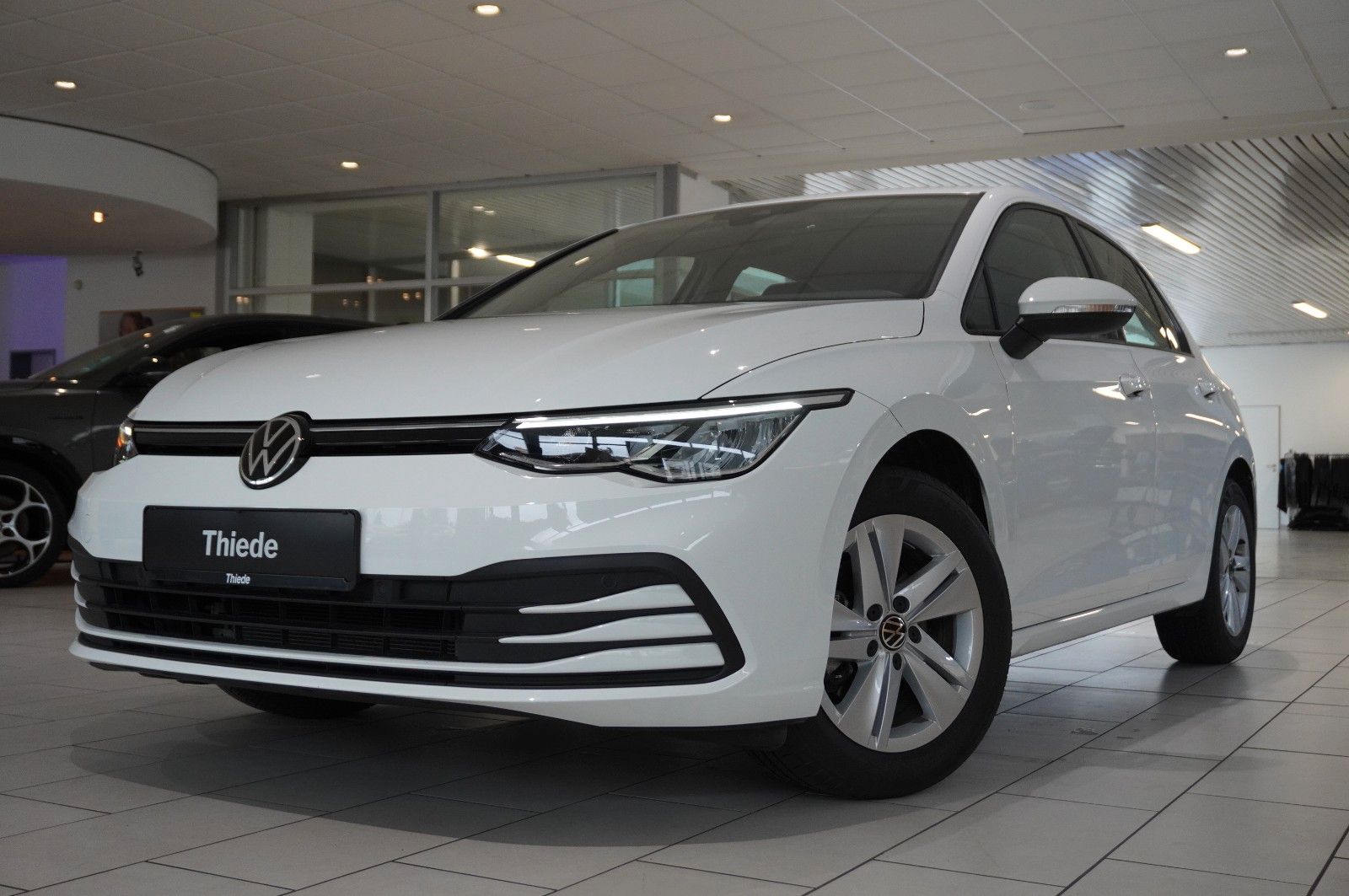 Fahrzeugabbildung Volkswagen Golf VIII Lim. 2.0 TDI LIFE NAVI/LED/VIRT./DAB+