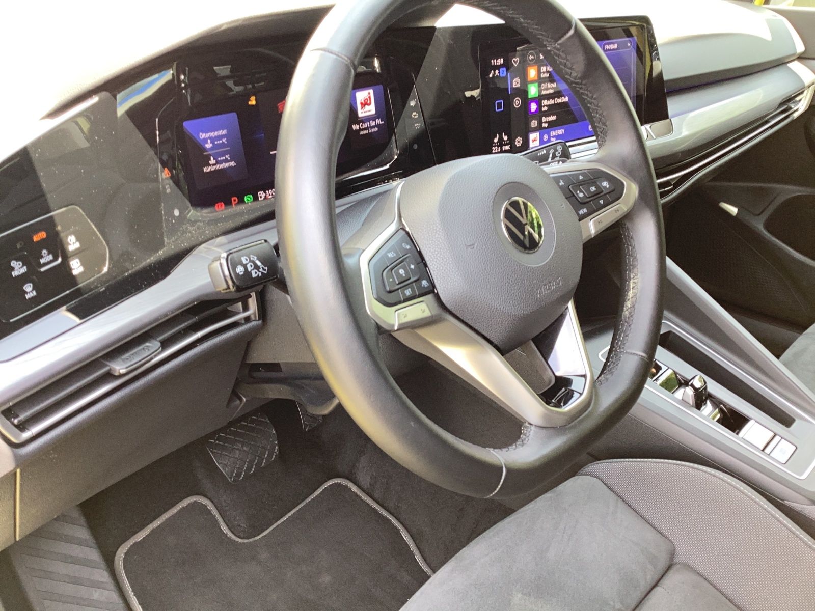 Fahrzeugabbildung Volkswagen Golf VIII Style LED ACC AID HUD NAVI PDC SHZ LED