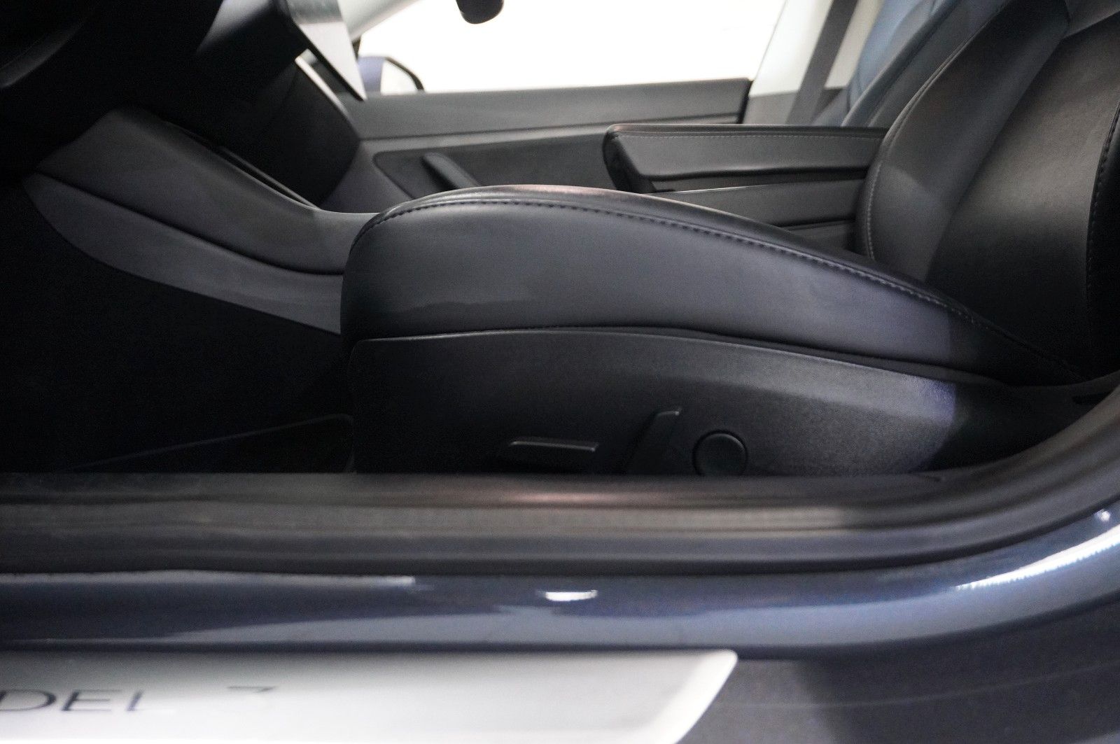 Fahrzeugabbildung Tesla Model 3 Standard Range Plus NAVI/KAMERA/SH/PANO