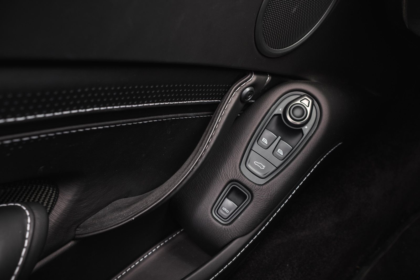 Fahrzeugabbildung Aston Martin V8 Vantage-Roadster-AM Spezialfarbe-Sport Plus.