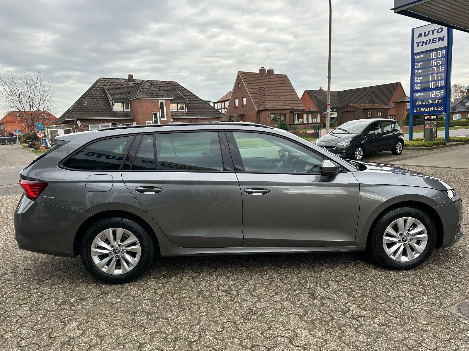 Fahrzeugabbildung SKODA Octavia Combi 2.0 TDI Selection DSG Navi/AHK/ACC