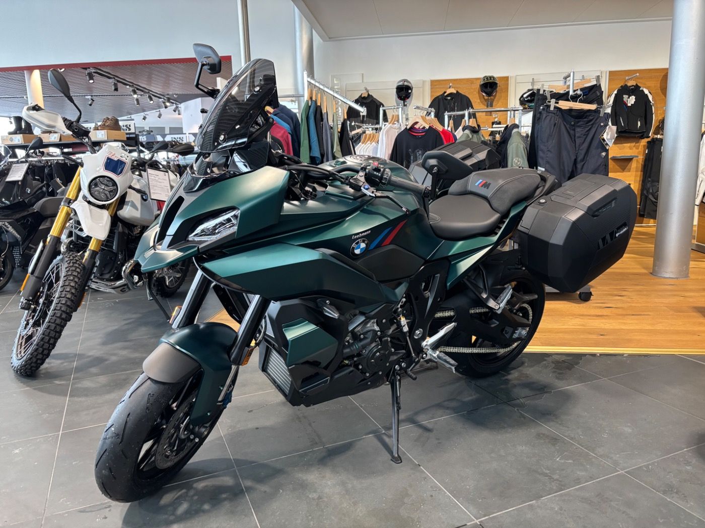 Fahrzeugabbildung BMW M 1000 XR mit Seitenkoffer