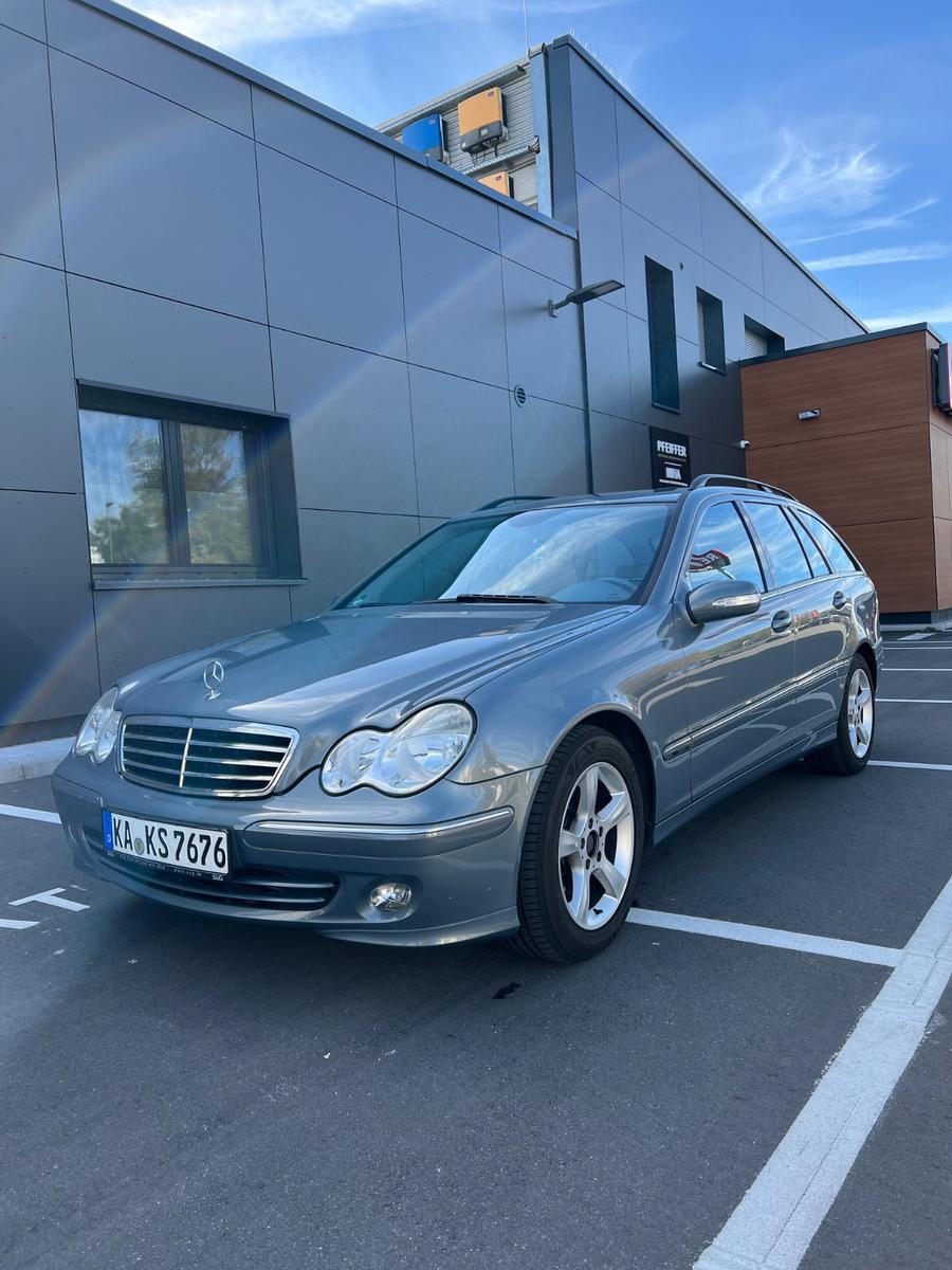 Mercedes-Benz C200 2004 — rear view