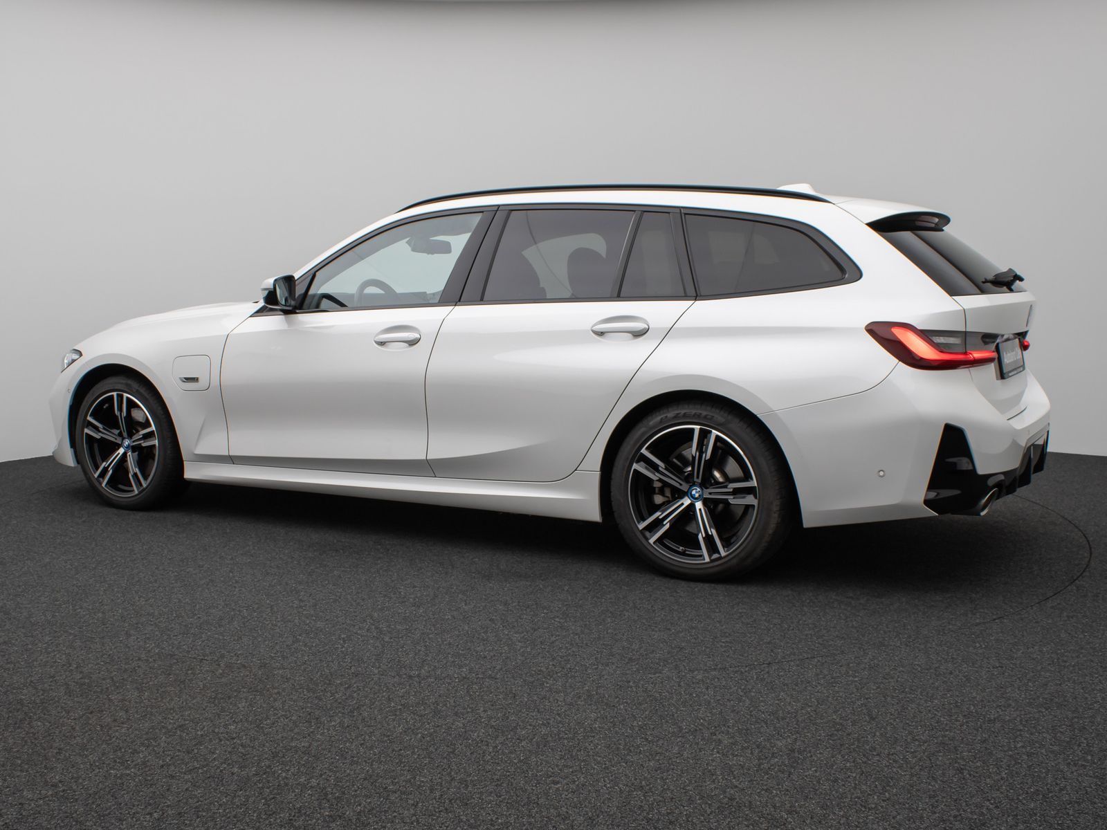 Fahrzeugabbildung BMW 330e M Sport Kamera DAB HUD Alarm Parkassistent