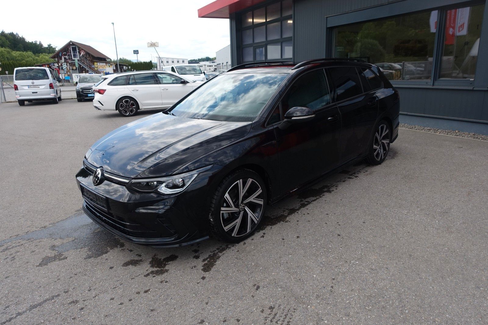 Volkswagen Golf VIII Variant R-Line EXP € 18990.--