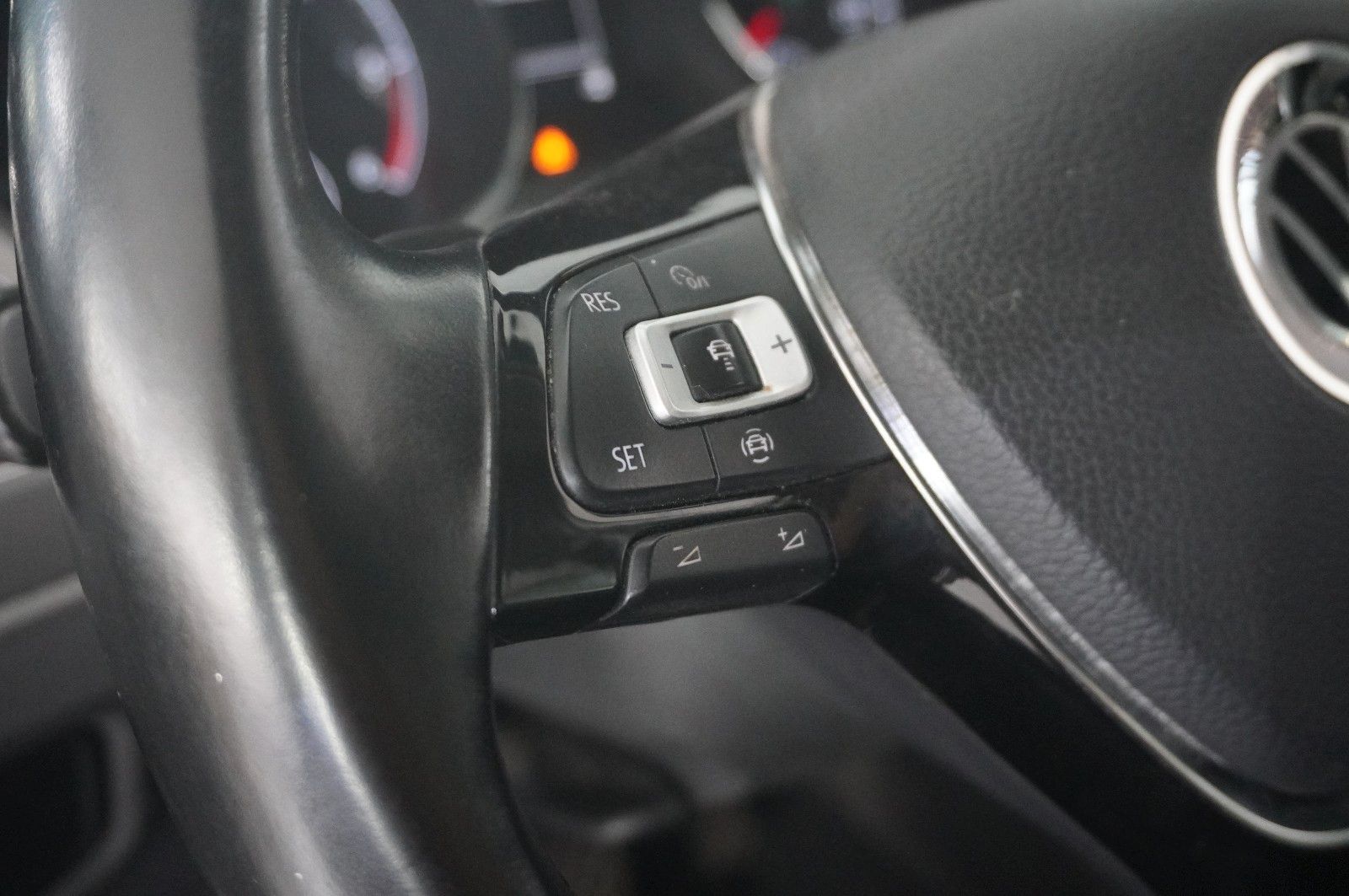 Fahrzeugabbildung Volkswagen Touran 2.0 TDI COMFORTLINE DSG NAVI/SH/ACC/DAB+