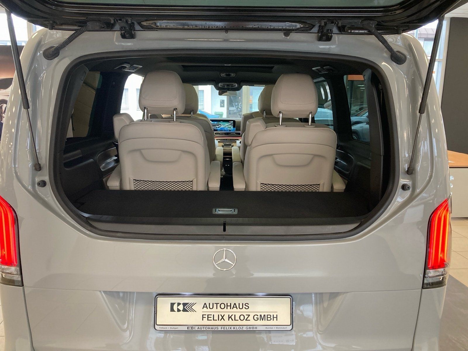 Fahrzeugabbildung Mercedes-Benz V 300d 4M AVANTGARDE L*Pano*Airmatic*AHK*Distron