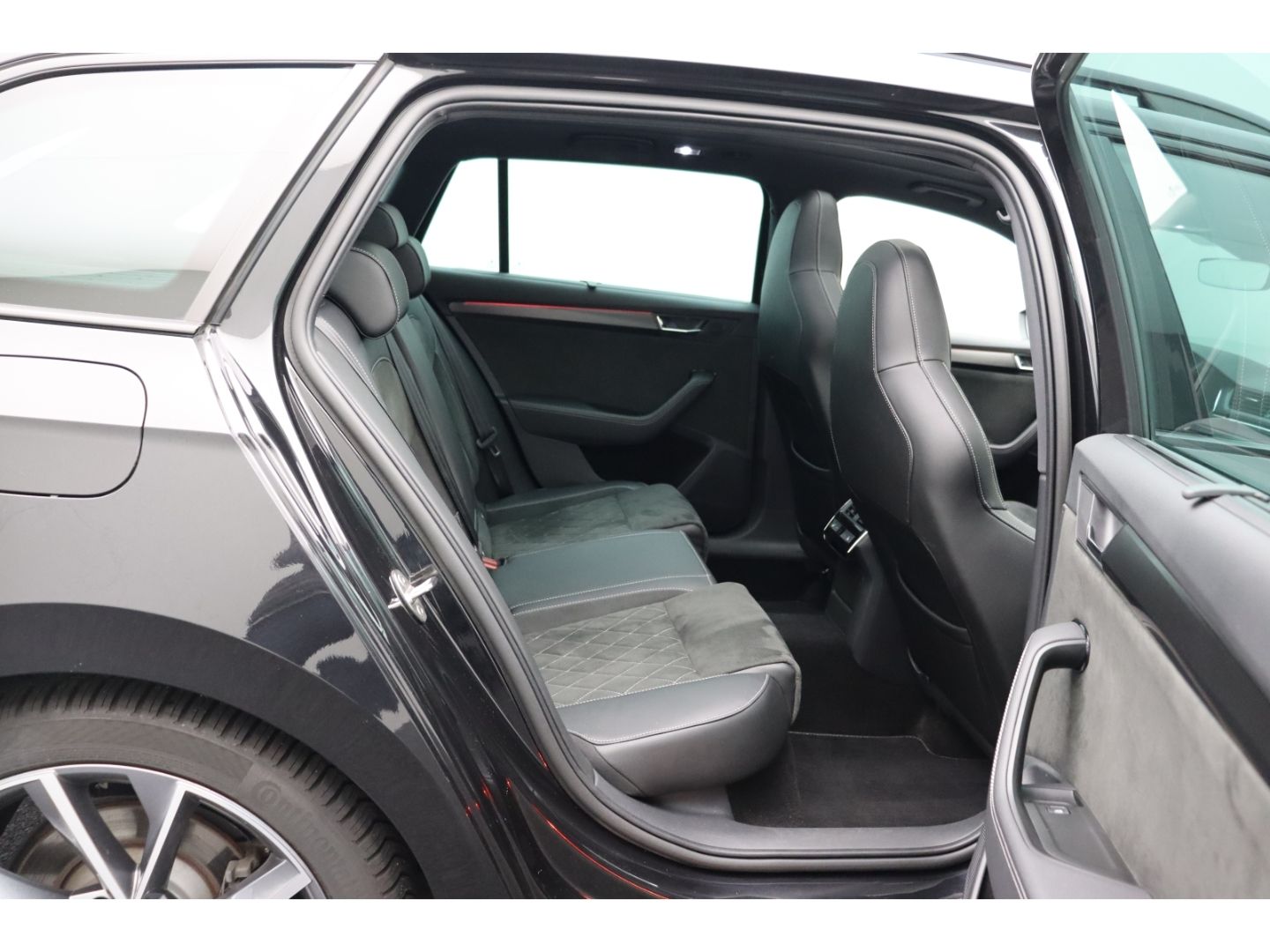Fahrzeugabbildung SKODA Superb Combi SportLine 4x4 Digi Cockpit 360 Kame