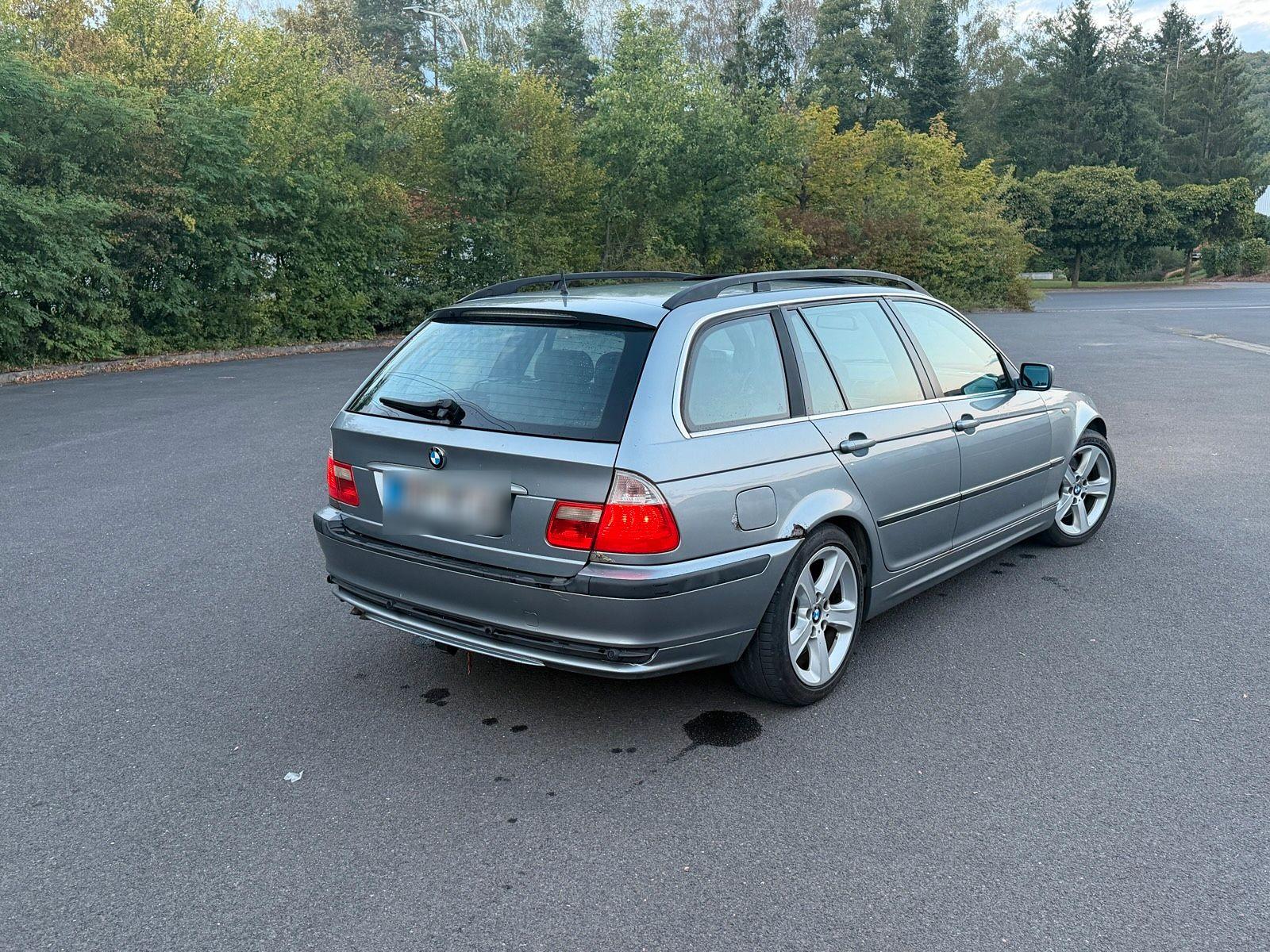 BMW 330 2004 — interior