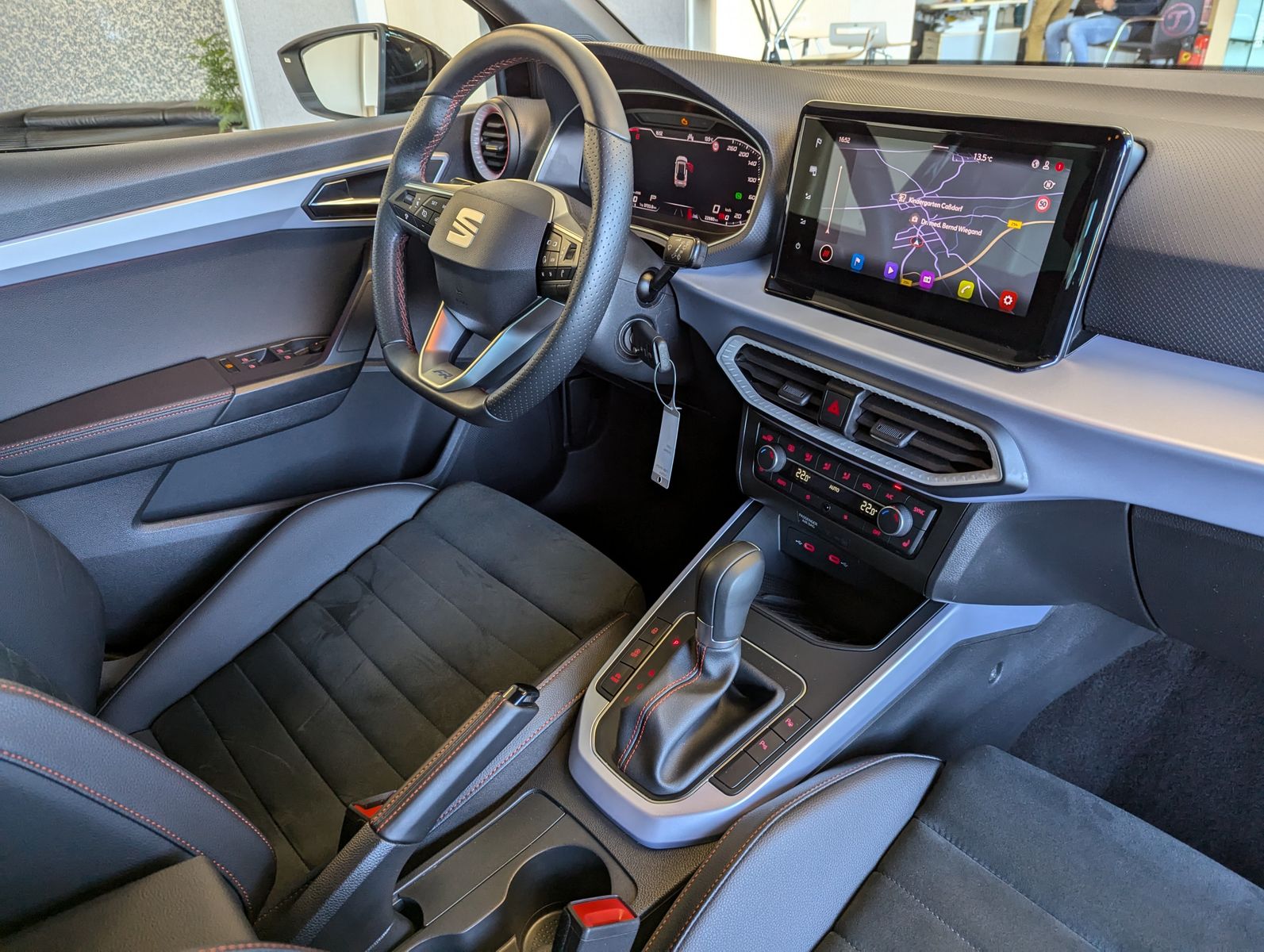 Fahrzeugabbildung SEAT Arona 1.5 TSI DSG FR LED ACC Cam Dinamica AHK 18