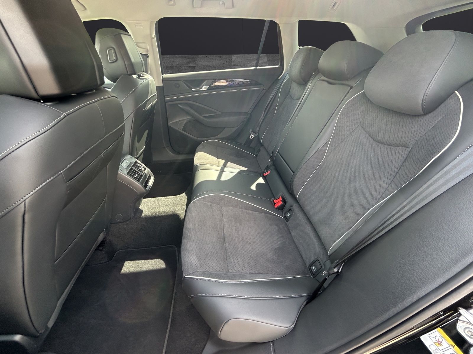 Fahrzeugabbildung Volkswagen Passat Variant Business TDI DSG LED ACC AHK SHZ