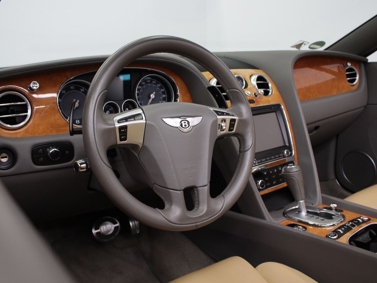 Fahrzeugabbildung Bentley Continental GTC/SCHECKHEFT/MASSAGE/KAMERA