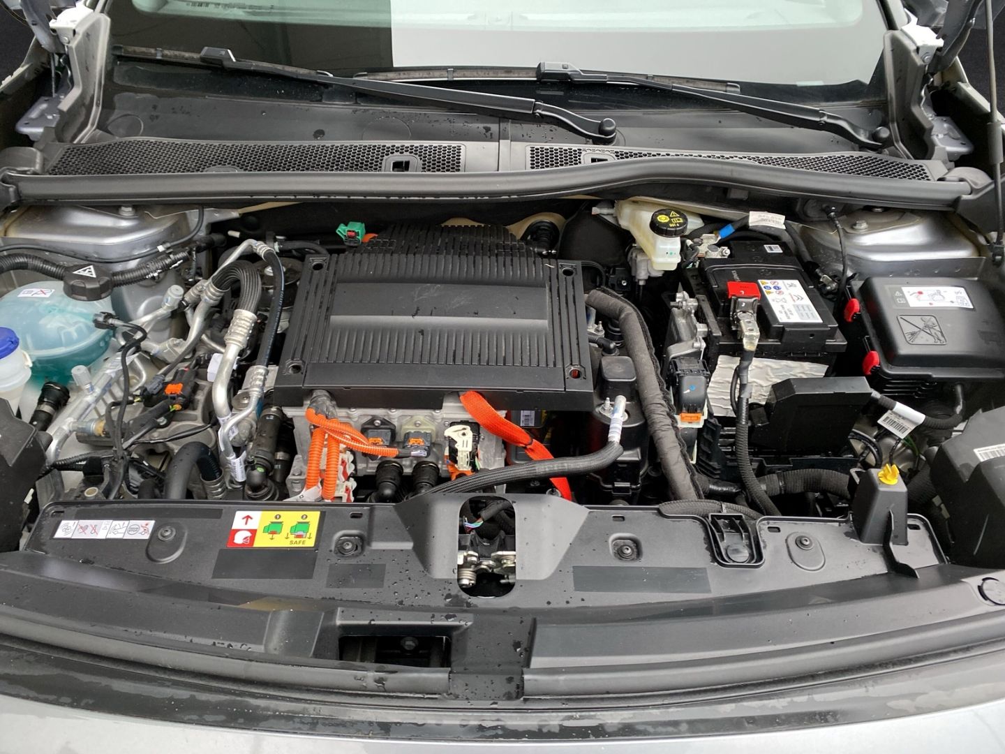 Fahrzeugabbildung Peugeot 2008 e- GT Elektromotor 136 *Sitzheizung*ACC*Kam