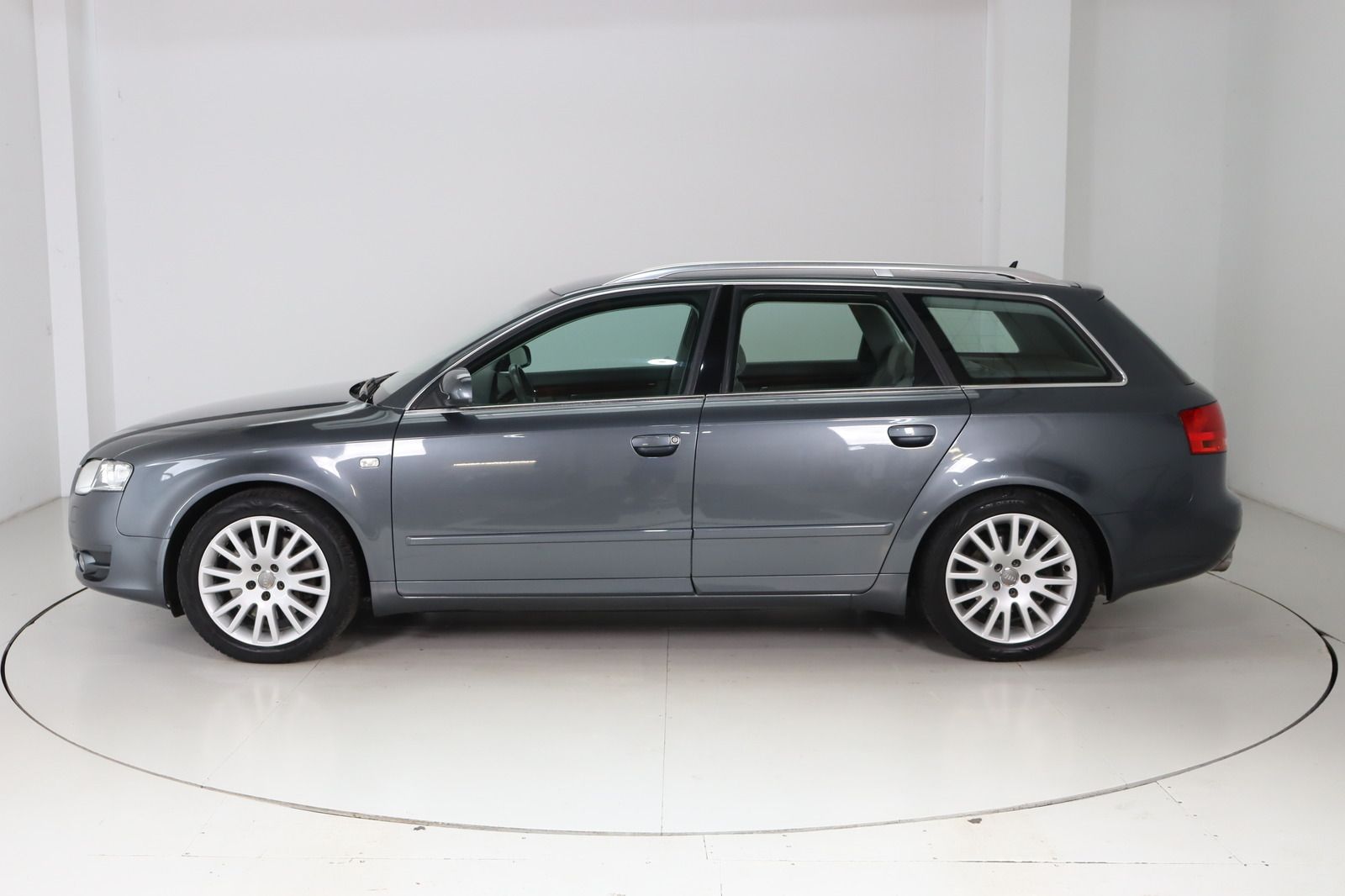 Fahrzeugabbildung Audi A4 Avant 3.2 V6 quattro * Navi * Xenon *