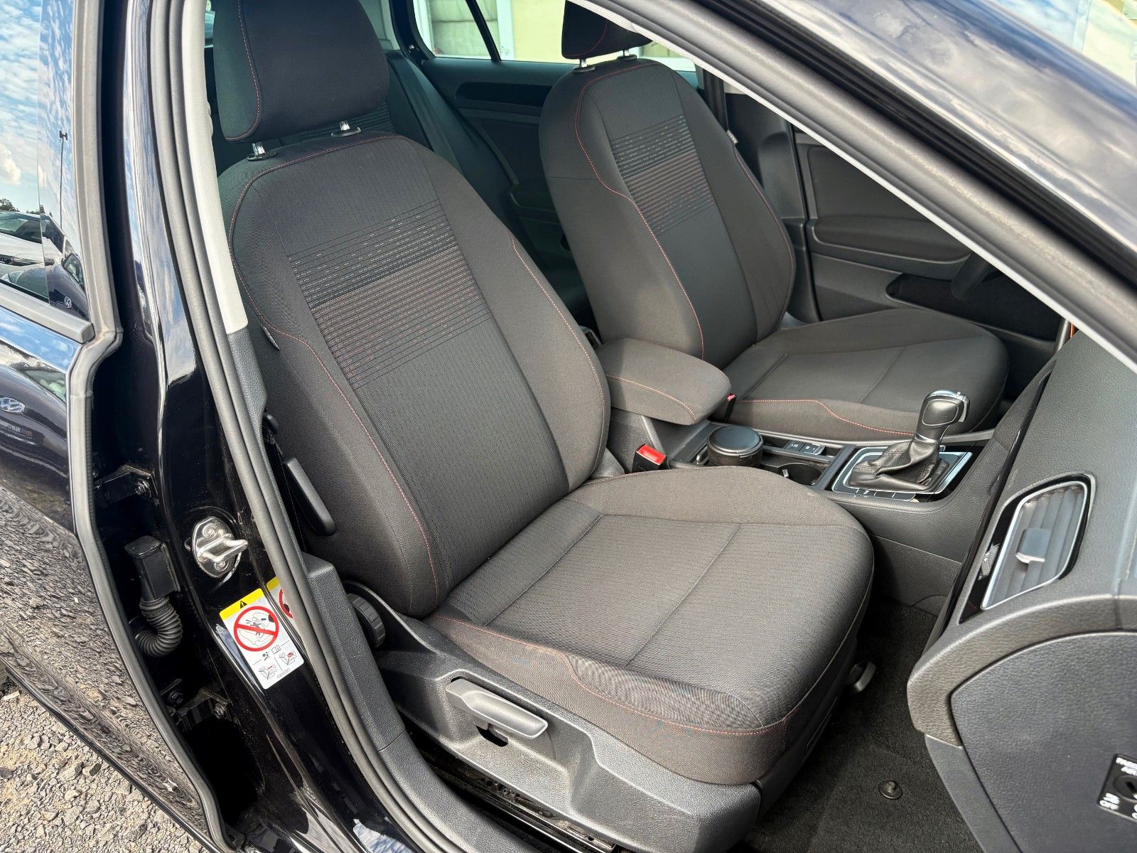 Fahrzeugabbildung Volkswagen Golf VII 1.5 TSI ACT DSG Sound Navi R-LINE ACC