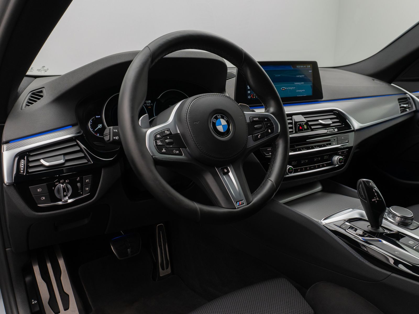 Fahrzeugabbildung BMW 530d xD M Sport Kamera HUD HiFi SoftCl Komfort
