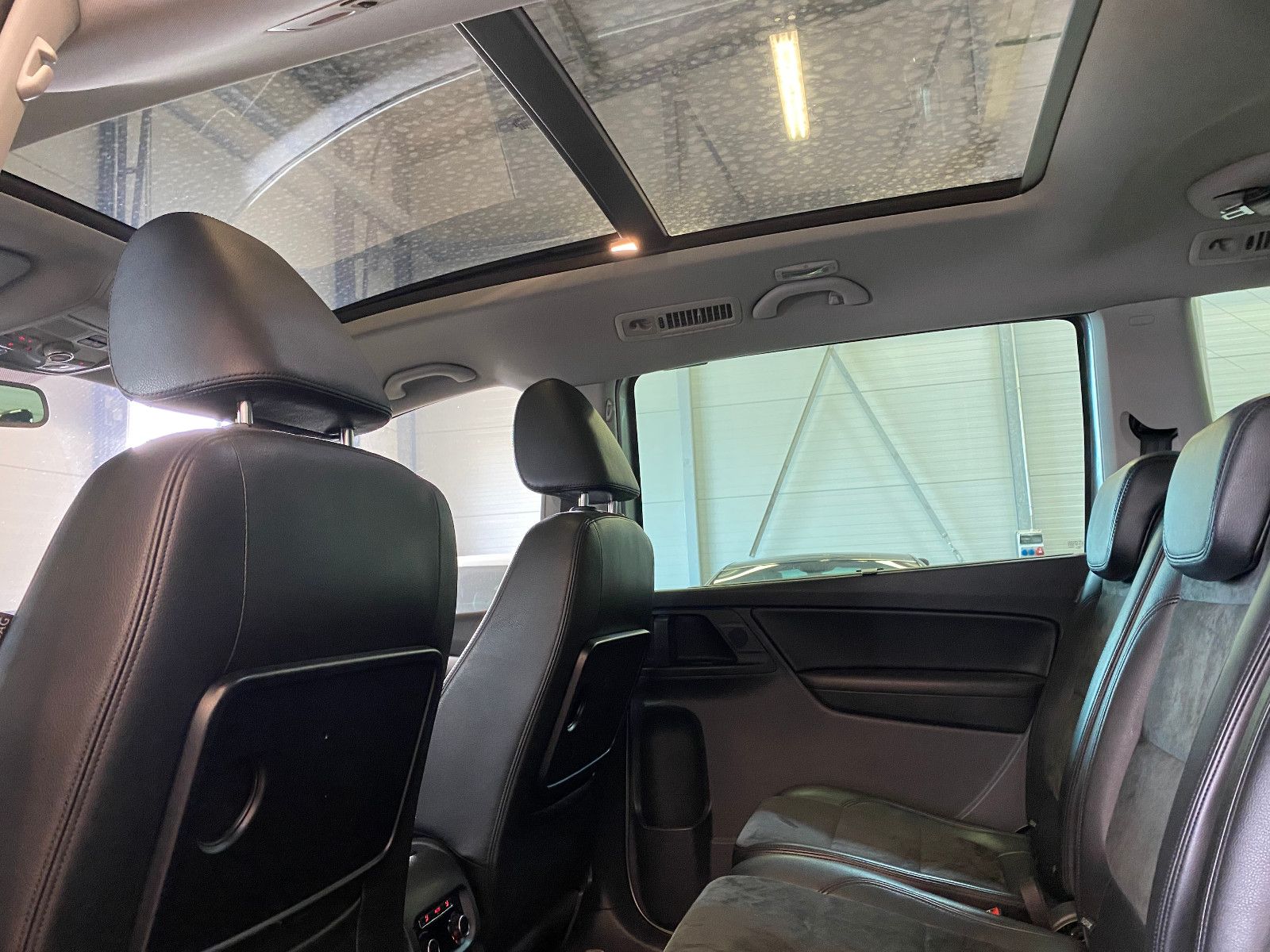 Fahrzeugabbildung Volkswagen Sharan Highline TDI DSG AHK DCC Pano Xenon Sthz