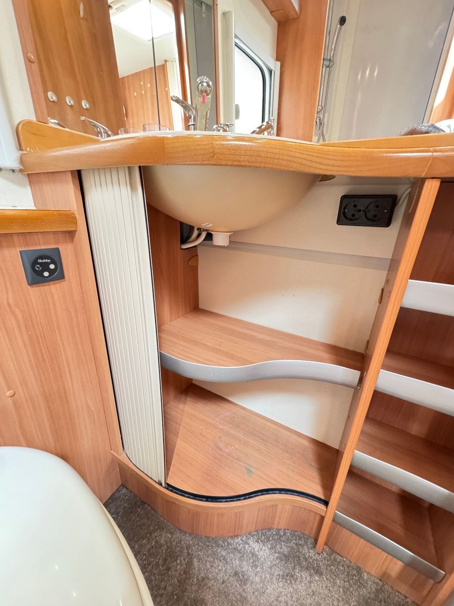 Fahrzeugabbildung Hobby 545 KMF DE LUXE SAT TV MOVER RUNDSITZGRUPPE