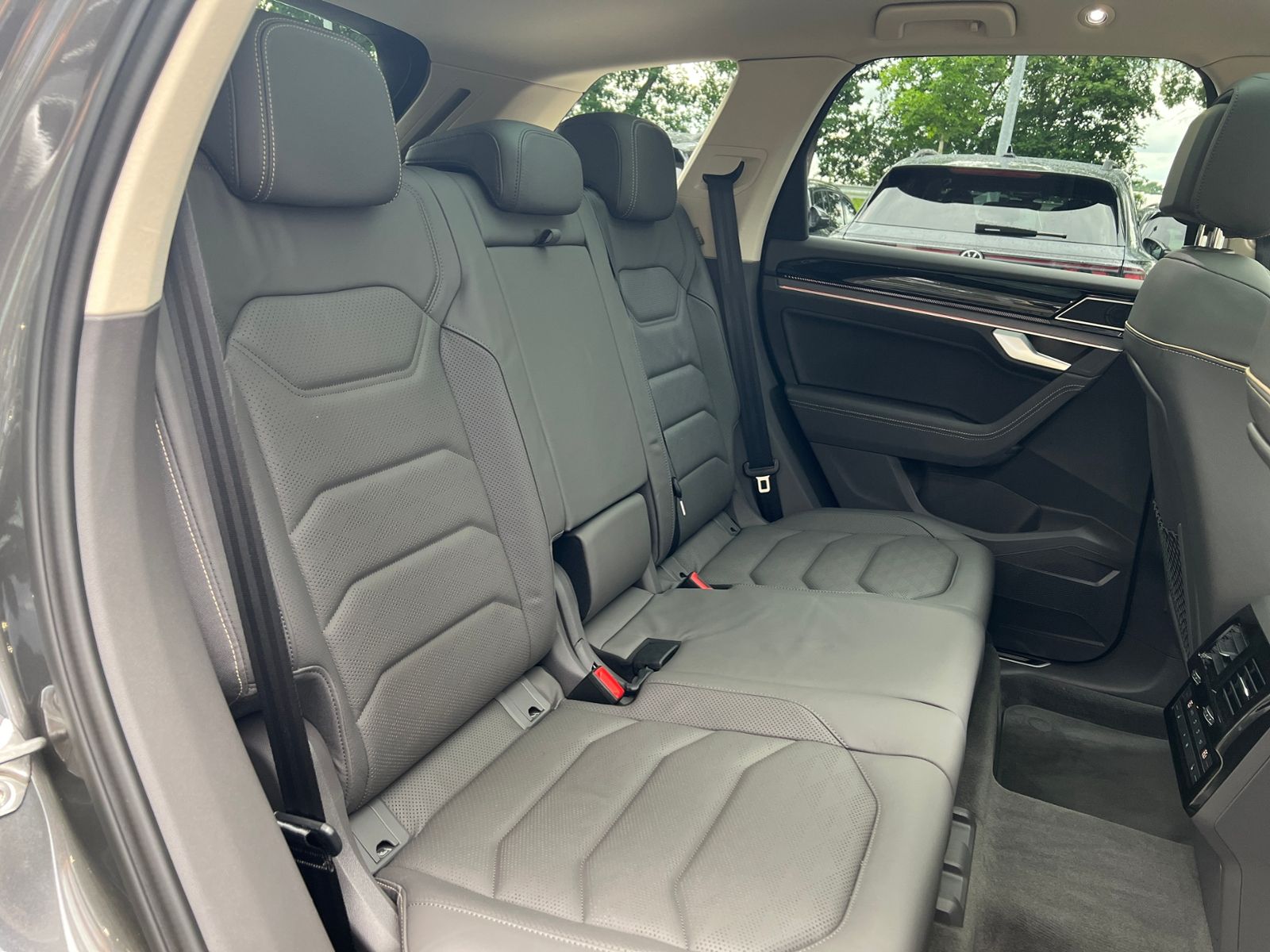 Fahrzeugabbildung Volkswagen Touareg R-Line 3.0 TDI 4MOTION *AHK, BlackStyle,