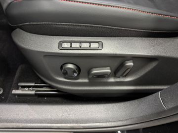 Fahrzeugbestand 12 Seat Ateca FR 2.0 DSG Black Ed. AHKPano360Grad