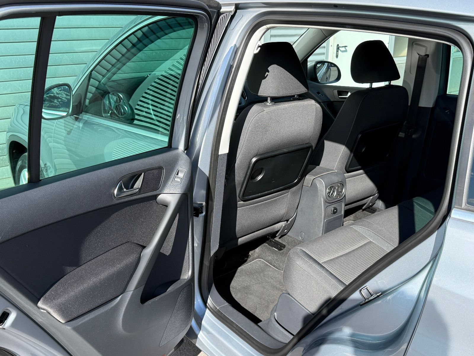 Fahrzeugabbildung Volkswagen Tiguan Team AHK Ambiente-Paket GRA SHZ PDC