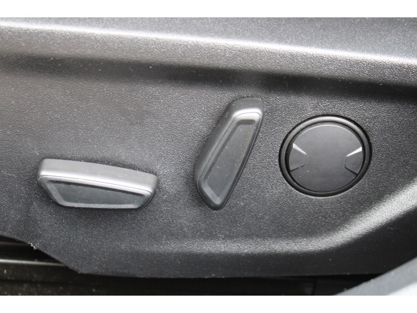 Fahrzeugabbildung Ford Focus Turnier Vignale ACC LED TWA Pano AHK RFK W