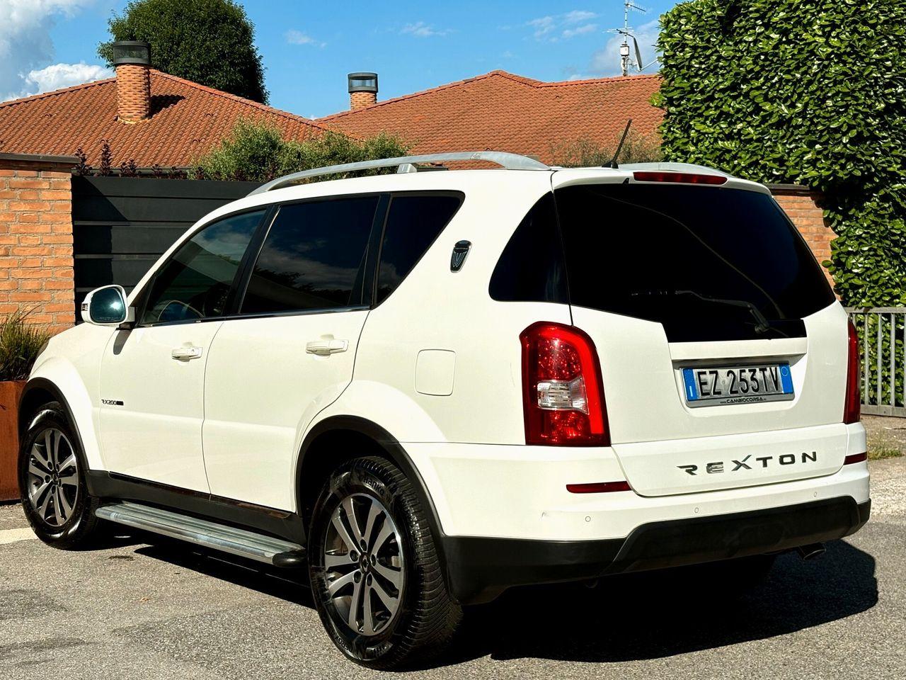 SsangYong Rexton 2015 — салон