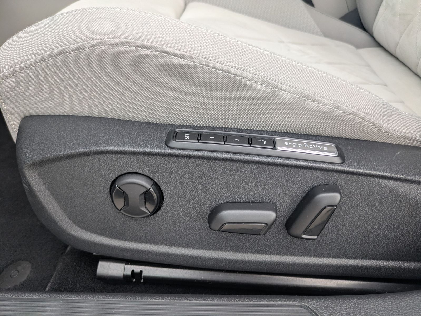 Fahrzeugabbildung Volkswagen Golf 2.0 TDI Life STHZ*LED*MASSAGE*MEMORY*APP