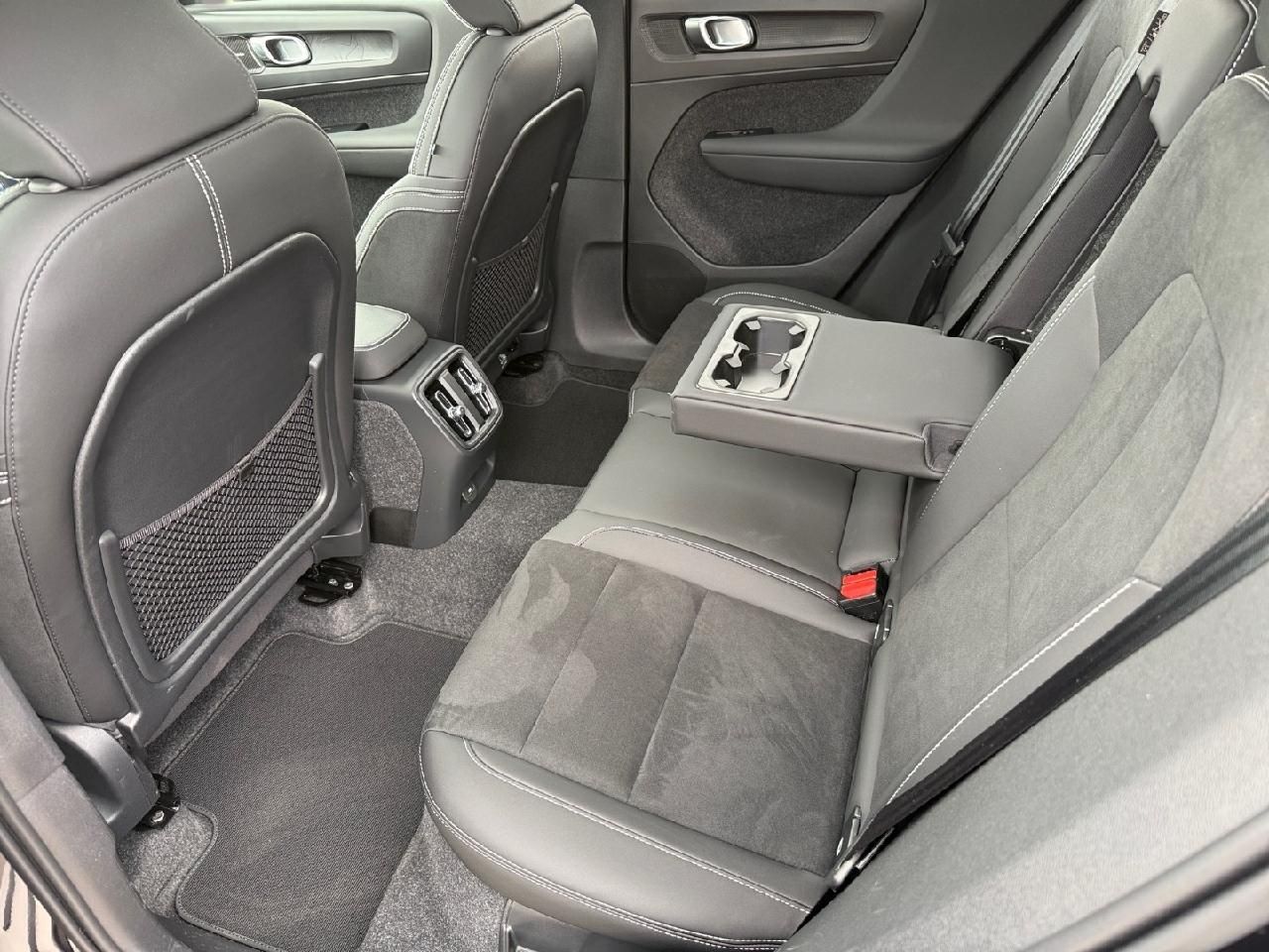 Fahrzeugabbildung Volvo EX40 325 kW Twin Motor Performance AWD Ultra Bla