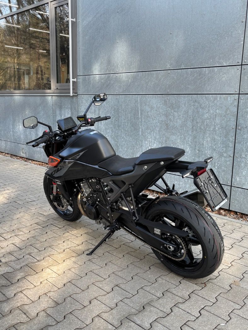 Fahrzeugabbildung KTM 990 Duke Modell 2024